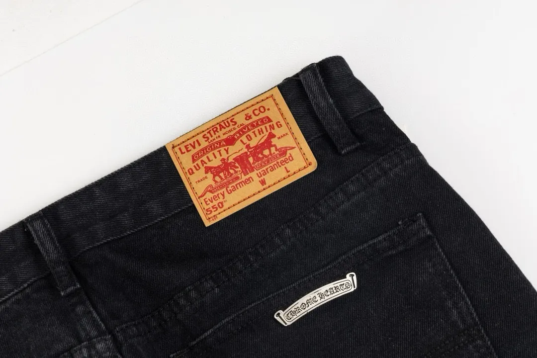 P220 💰 Chrome hearts Chengdu limited new city limited jeans Chrome hearts city limited jeans Hardware customization Original development vintage levis American-made 501 black and gray base remake Levi's American 501 base imported sheepskin 925 silver remake [Top heavy industry fashion design] Consistently high-street luxury style. Speaking of this style, the Zangyin family and GU family are definitely the leading representative brands. Especially the Zangyin family has really achieved a state-of-the-art effect in creating high-street style. The unique washed material is used to create this style. The color system is already quite eye-catching. After it is decorated with patchwork cross flowers, it cleverly highlights the charm of the brand. Secondly, this style uses classic The high-waist cutting design highlights the long legs and fashionable temperament of the upper body. The brand is highly recognizable and the slim fit configuration is more suitable for daily wear. It is a product that interprets personality, fashion, and specifications at a glance. This single product is enough to make any fan excited. It can be a white T-shirt for a youthful college style, or a tight suspender for a royal style. It has strong matching ability and can be easily controlled by men.  [Materials and craftsmanship] Needless to say, this point goes without saying. As an excellent craftsman brand, Zangyin’s requirements for details and craftsmanship are really perfect. The washed color of this model has gone through so many processes, not to mention the embellishment of denim appliques. It is also purely hand-made and sewn. Just like what they believe in, only hand-made things have soul and have the meaning of wear. A top-notch heavy-duty fashionable denim item, I look forward to your perfect interpretation! ! Color: black gray size: 28 30 32 34 36